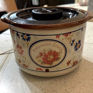 Floral Potpourri Crock with Lid— super vintage and rare!